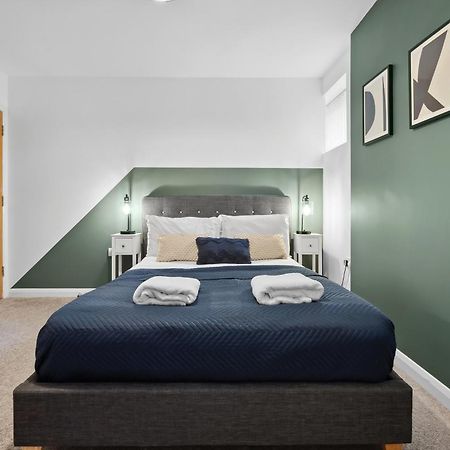 Corinium Lodge - Town Centre Apartment ไซเร็นเซสเตอร์ ภายนอก รูปภาพ