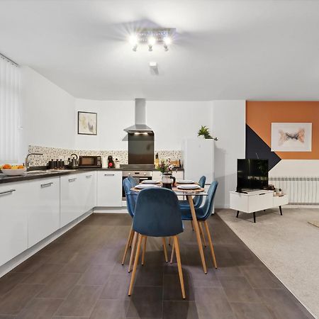 Corinium Lodge - Town Centre Apartment ไซเร็นเซสเตอร์ ภายนอก รูปภาพ