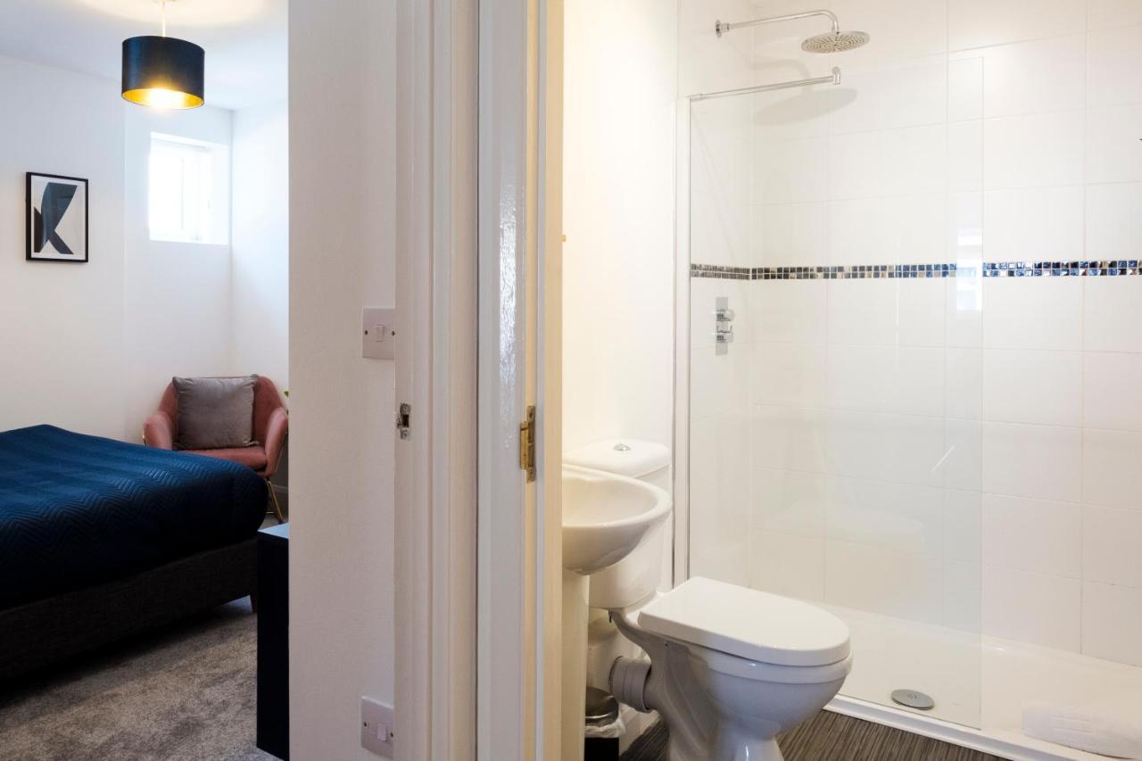 Corinium Lodge - Town Centre Apartment ไซเร็นเซสเตอร์ ภายนอก รูปภาพ