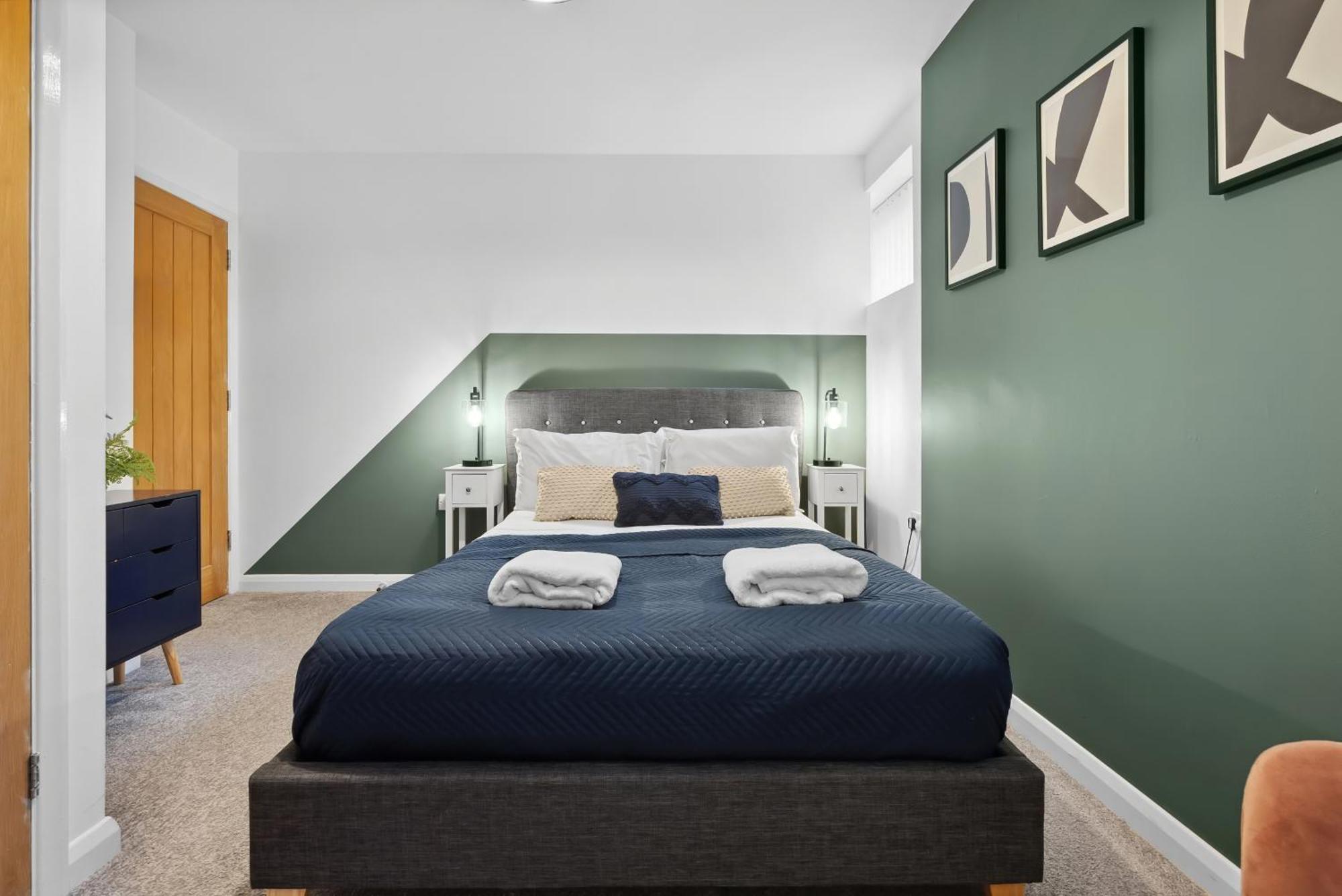 Corinium Lodge - Town Centre Apartment ไซเร็นเซสเตอร์ ภายนอก รูปภาพ