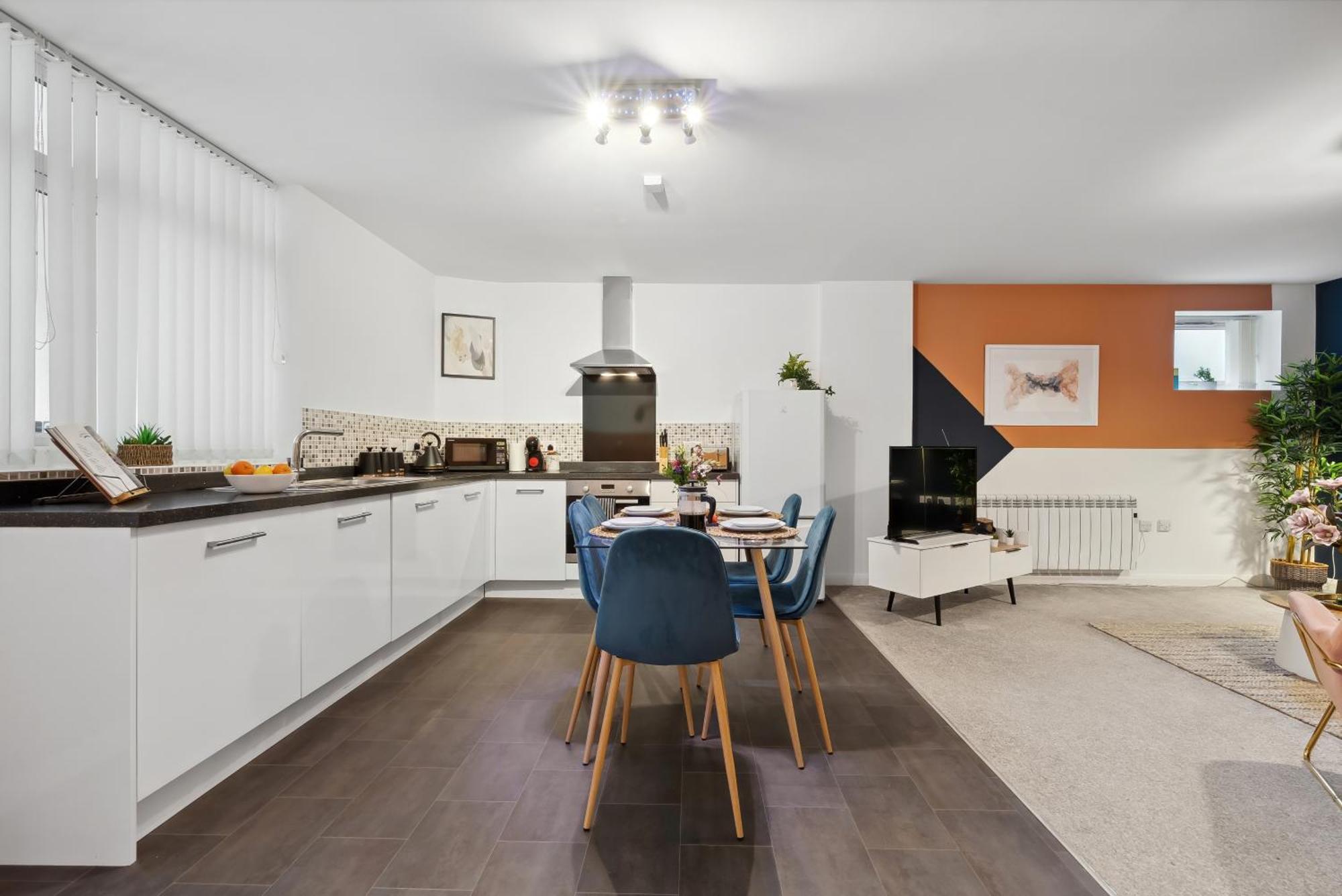 Corinium Lodge - Town Centre Apartment ไซเร็นเซสเตอร์ ภายนอก รูปภาพ