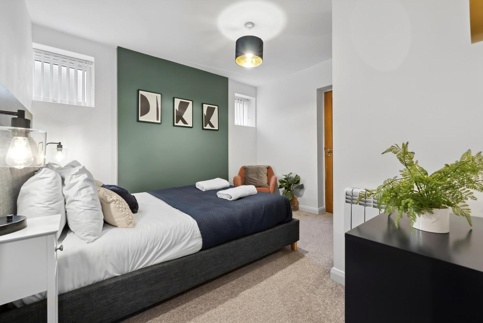 Corinium Lodge - Town Centre Apartment ไซเร็นเซสเตอร์ ภายนอก รูปภาพ