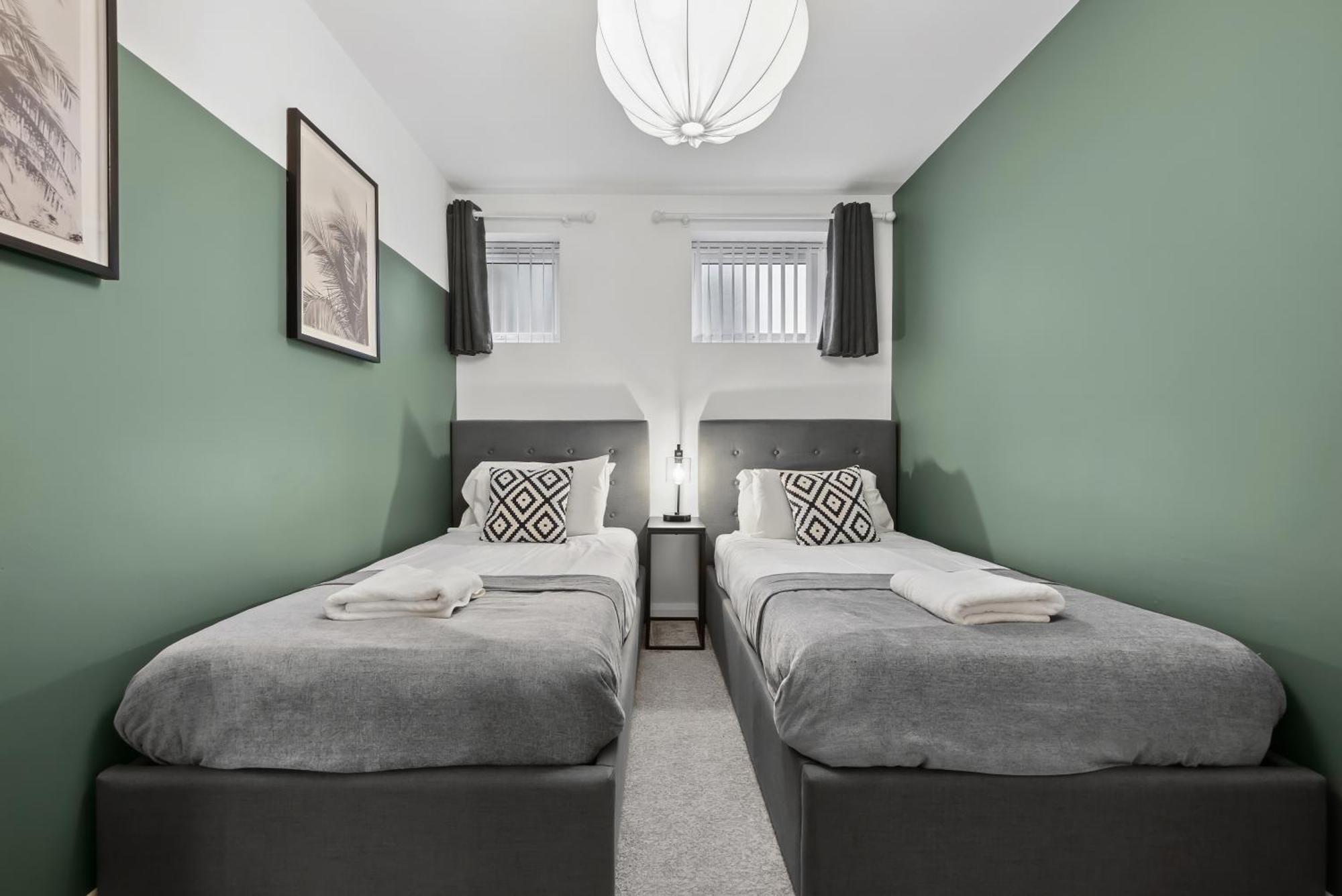 Corinium Lodge - Town Centre Apartment ไซเร็นเซสเตอร์ ภายนอก รูปภาพ