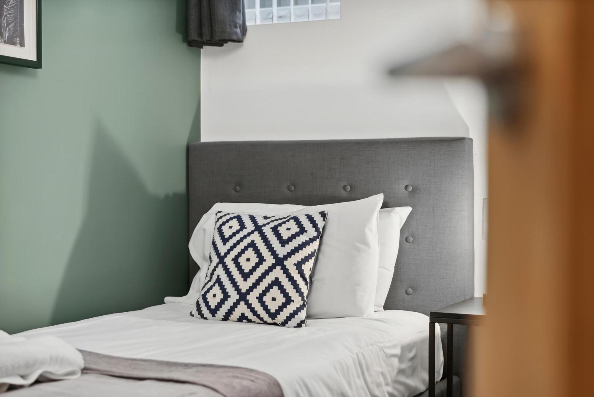 Corinium Lodge - Town Centre Apartment ไซเร็นเซสเตอร์ ภายนอก รูปภาพ