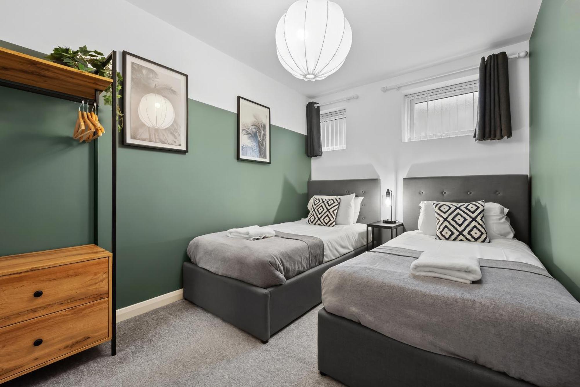 Corinium Lodge - Town Centre Apartment ไซเร็นเซสเตอร์ ภายนอก รูปภาพ
