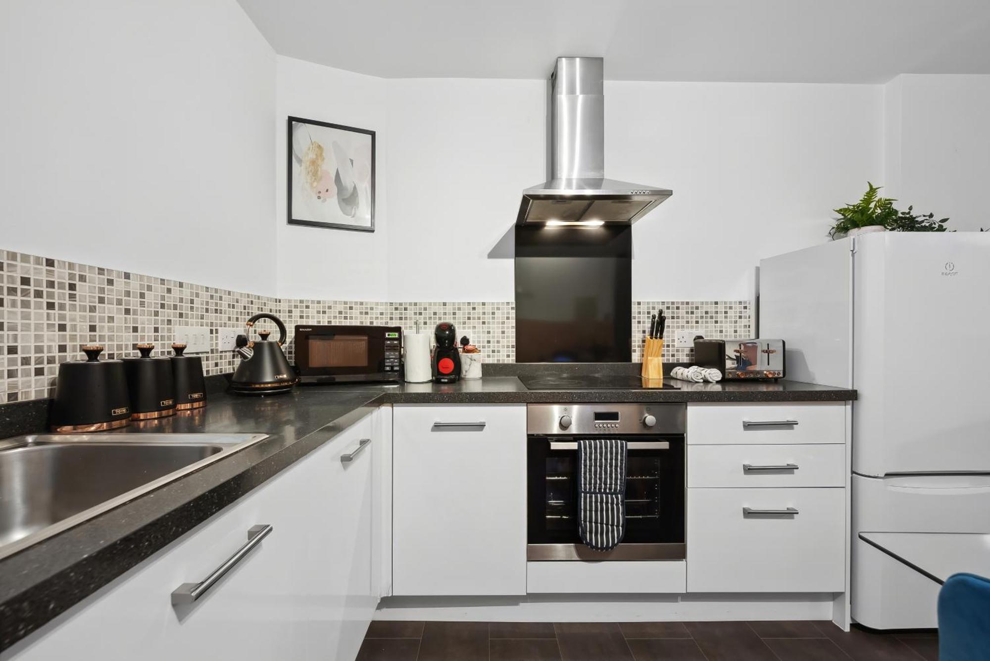 Corinium Lodge - Town Centre Apartment ไซเร็นเซสเตอร์ ภายนอก รูปภาพ