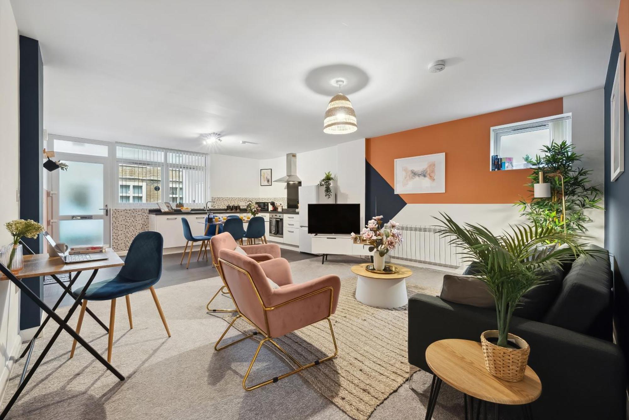 Corinium Lodge - Town Centre Apartment ไซเร็นเซสเตอร์ ภายนอก รูปภาพ