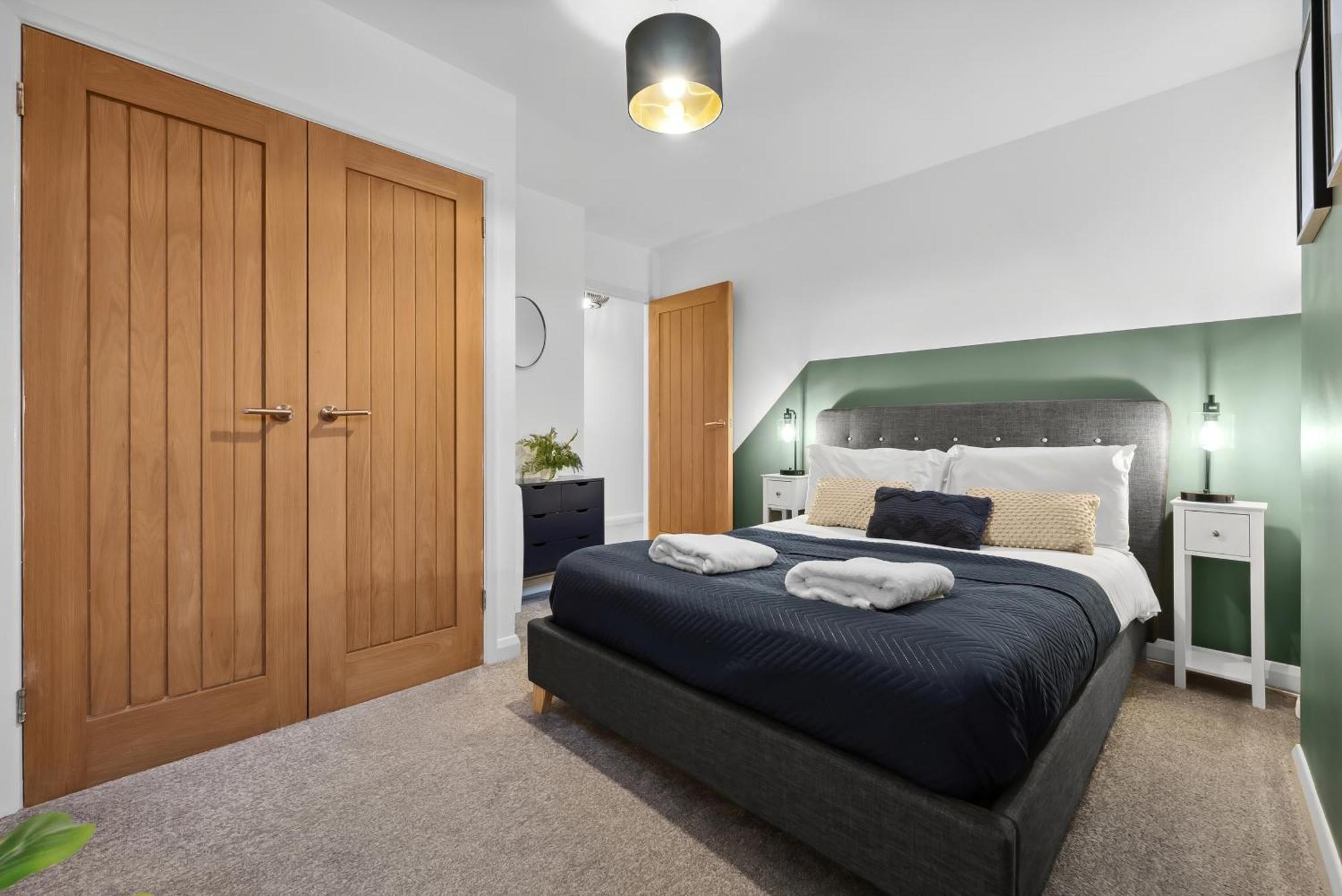 Corinium Lodge - Town Centre Apartment ไซเร็นเซสเตอร์ ภายนอก รูปภาพ