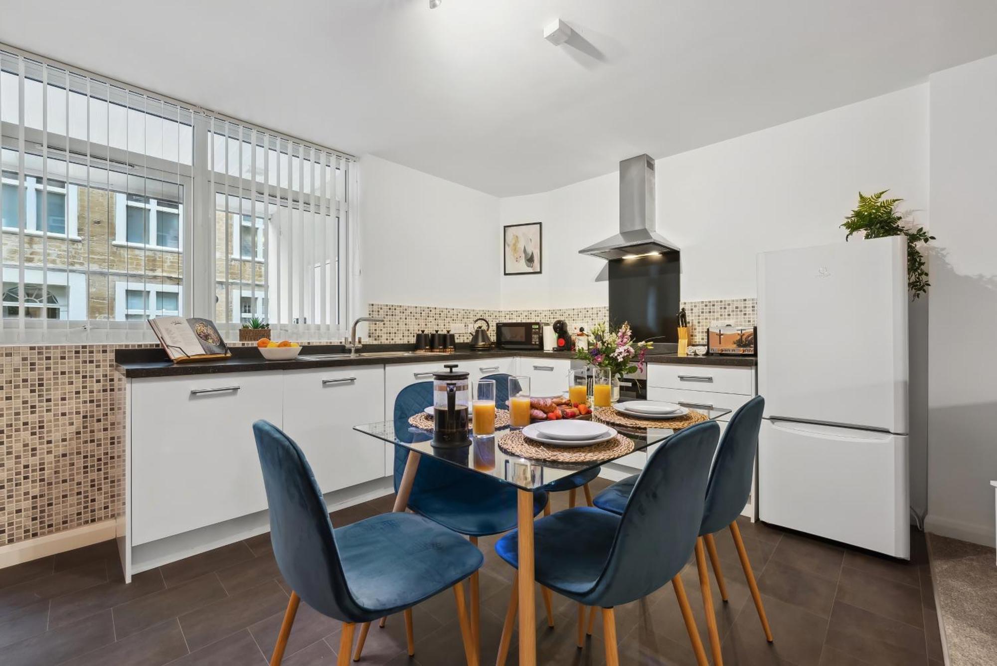 Corinium Lodge - Town Centre Apartment ไซเร็นเซสเตอร์ ภายนอก รูปภาพ